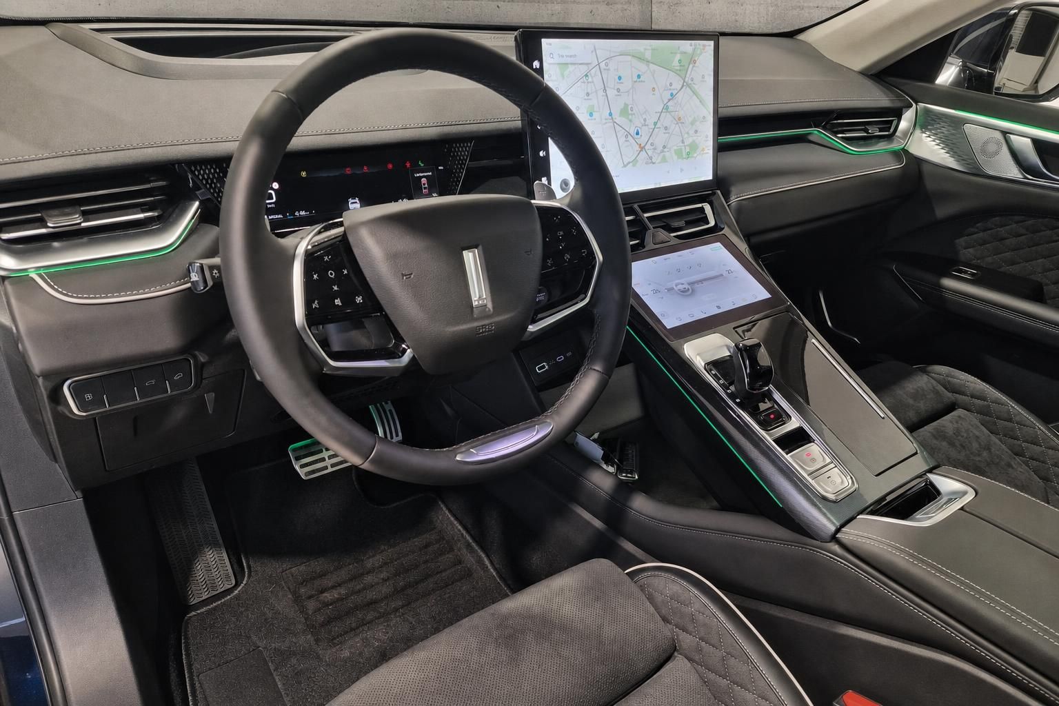 Cockpit Lincoln mit Lenkrad, digitalem Display und Navigationssystem