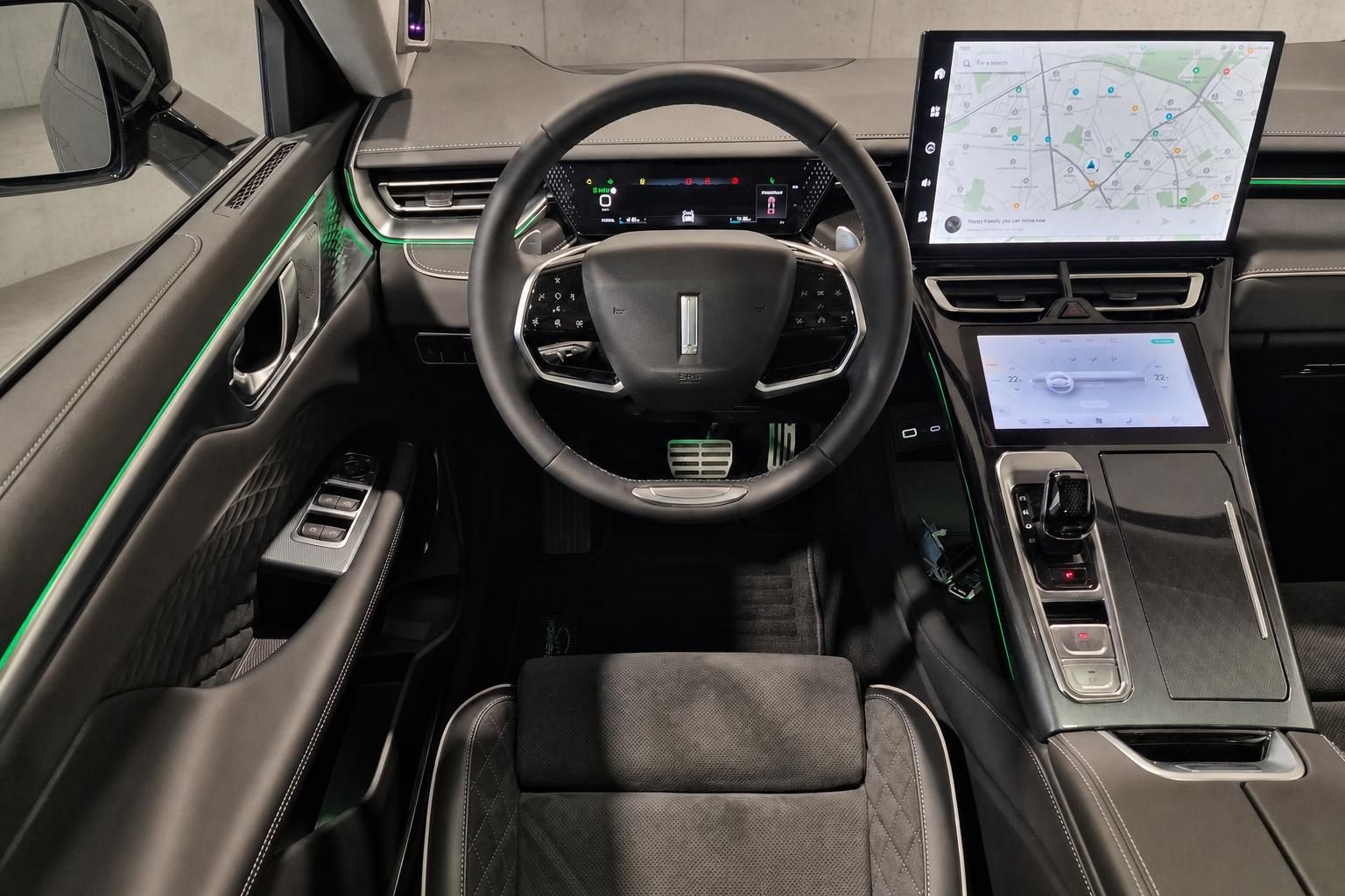 Fahrerbereich Lincoln mit Lenkrad, Touchscreen und Klimabedienung