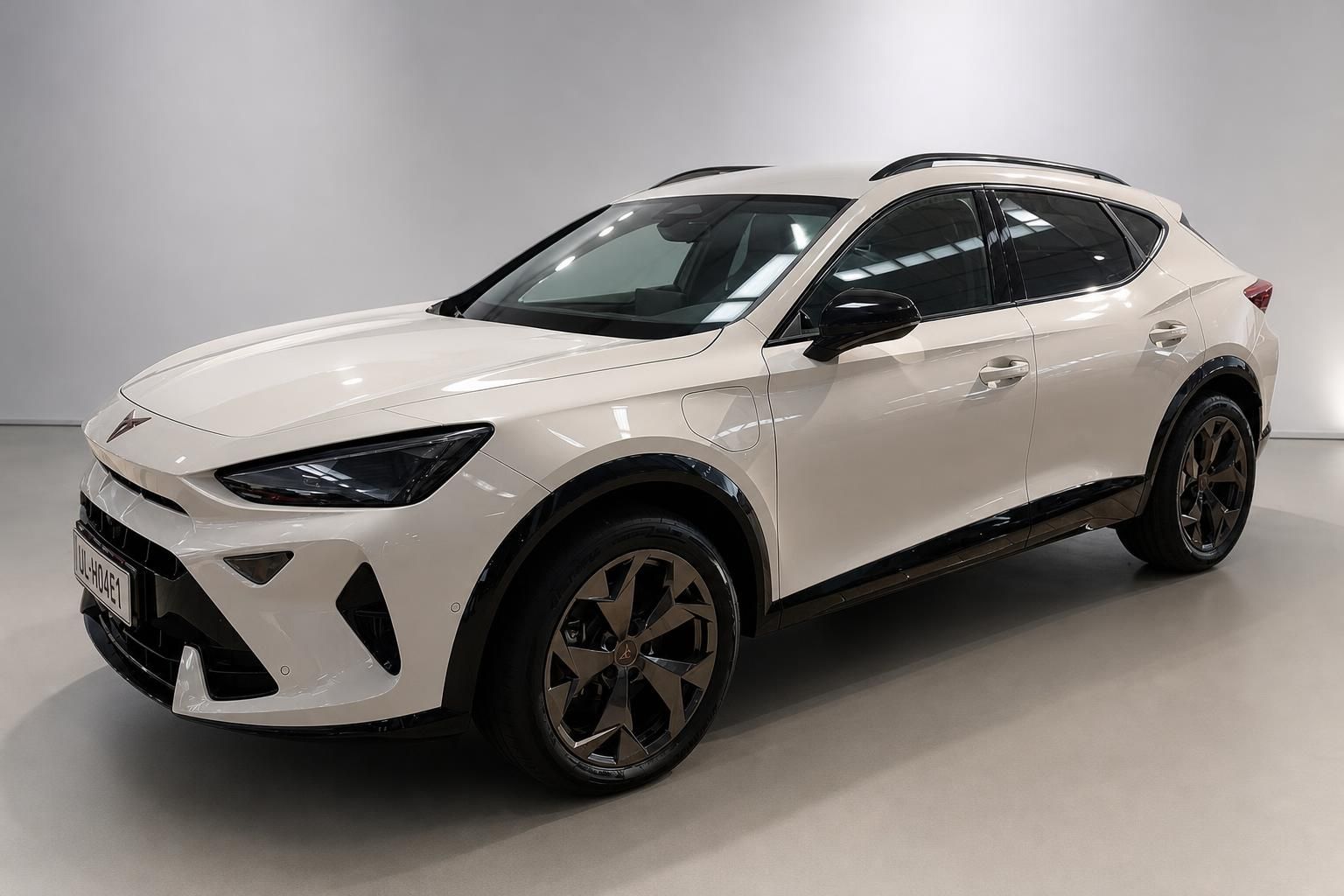 Cupra Formentor weiss SUV Frontansicht Seitenprofil im Studio