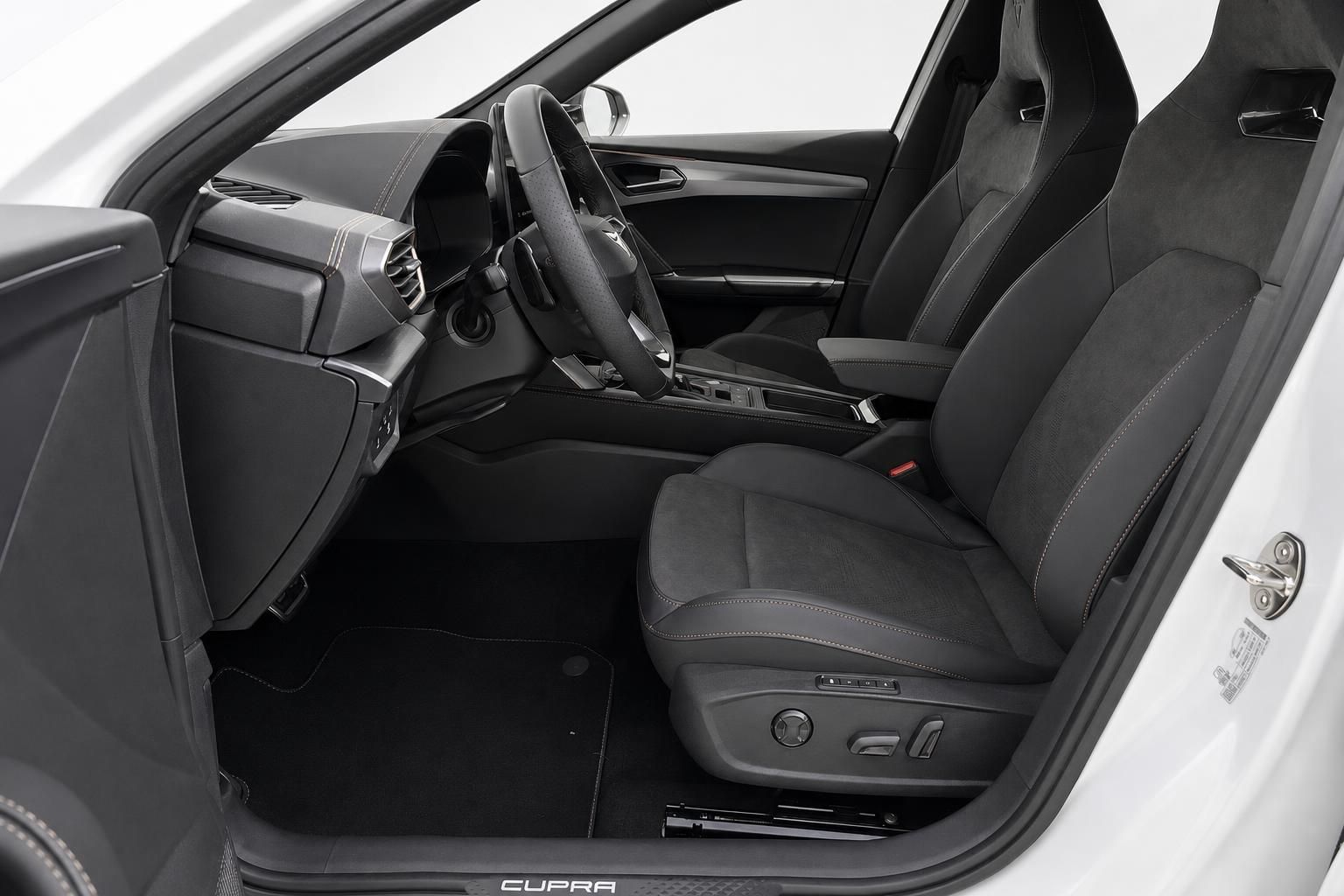 Cupra Innenraum Vordersitze schwarz mit Alcantara und Lederdetails