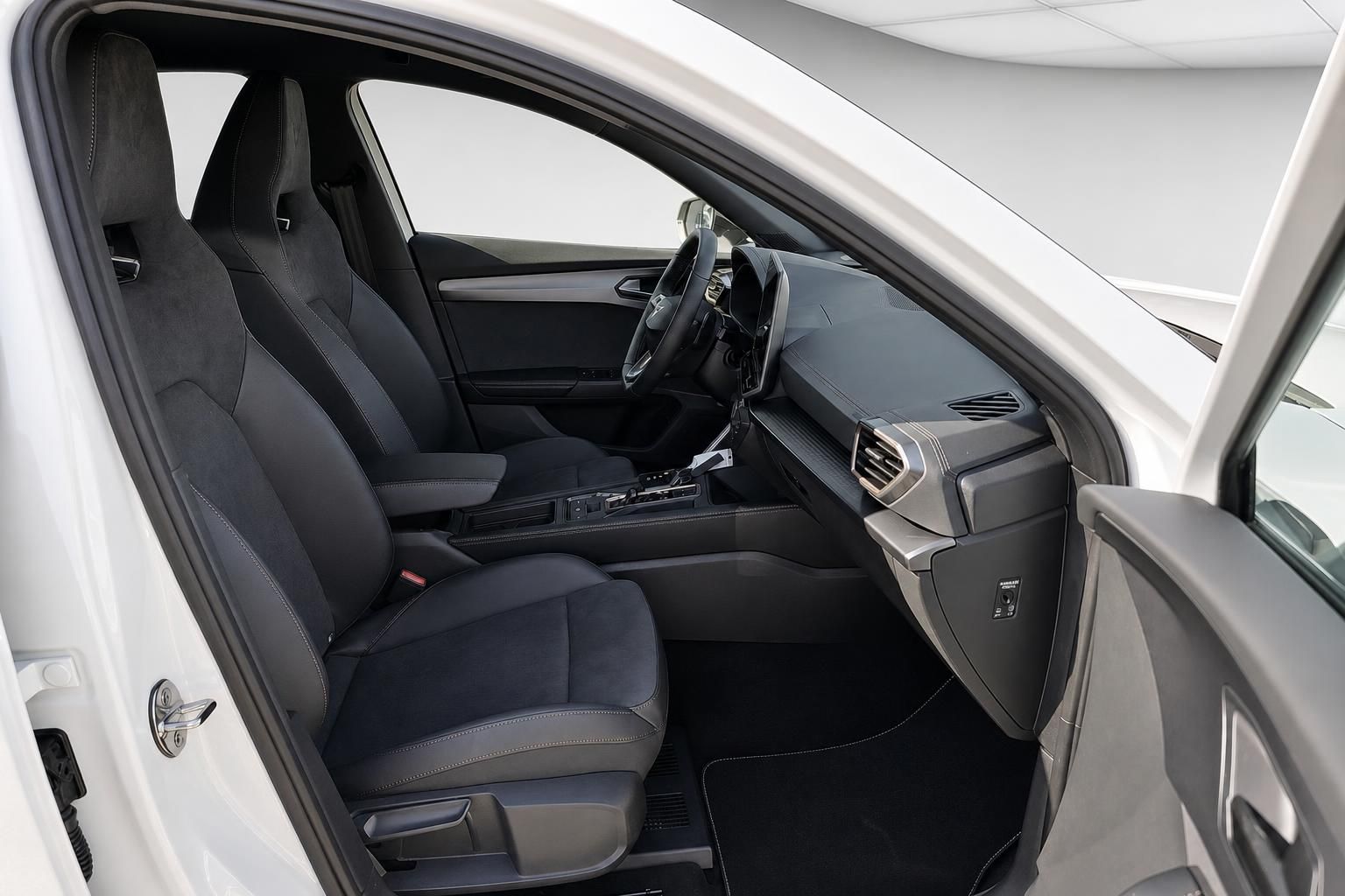 Cupra Fahrersitz und Cockpit Ansicht durch geoeffnete Fahrertuer