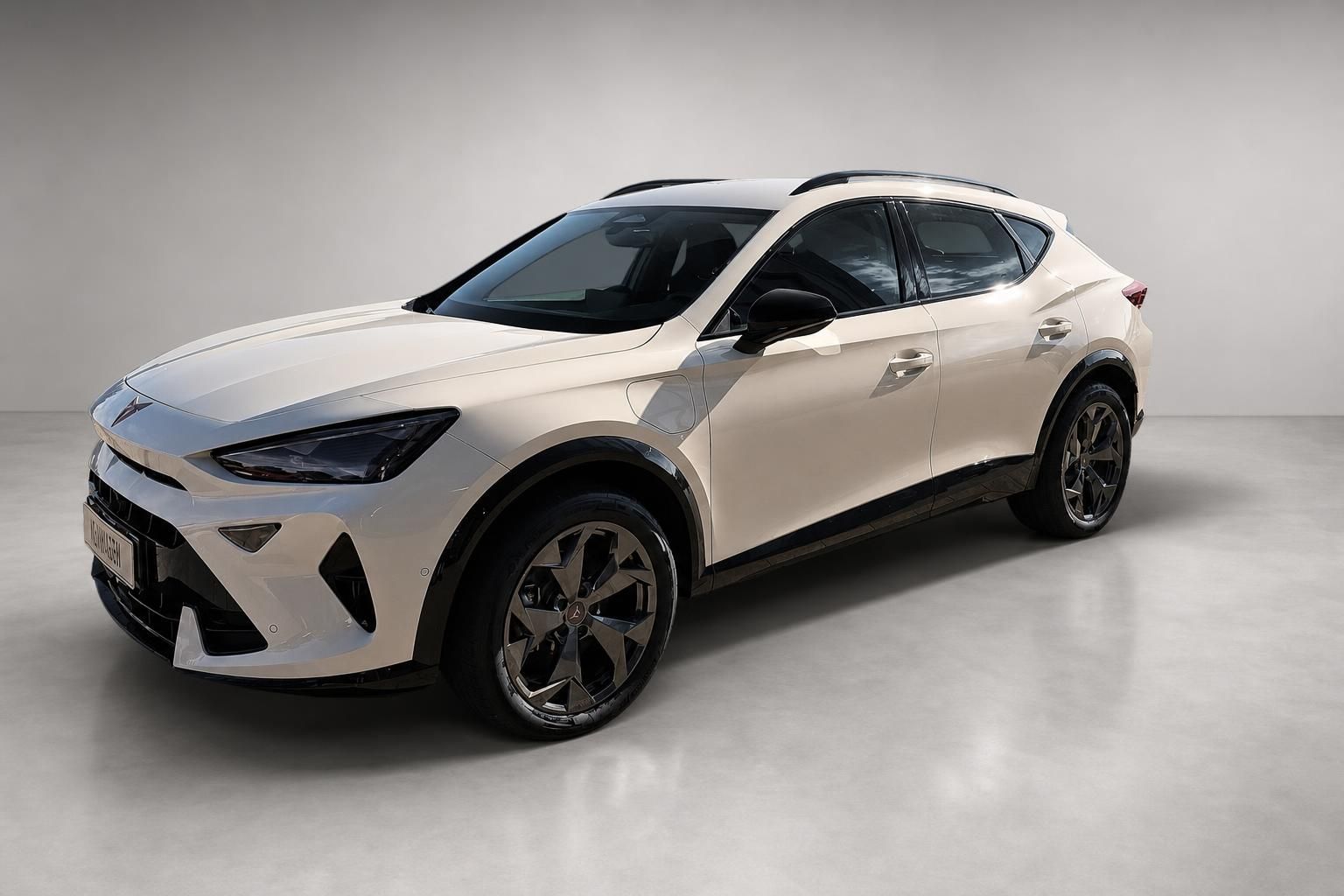 Cupra Formentor beige Frontansicht schraeg im Studio