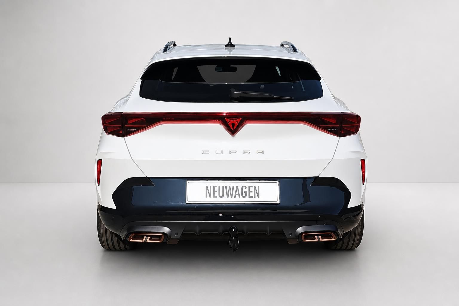 Cupra Formentor weiss Heckansicht mit Anhaengerkupplung im Studio
