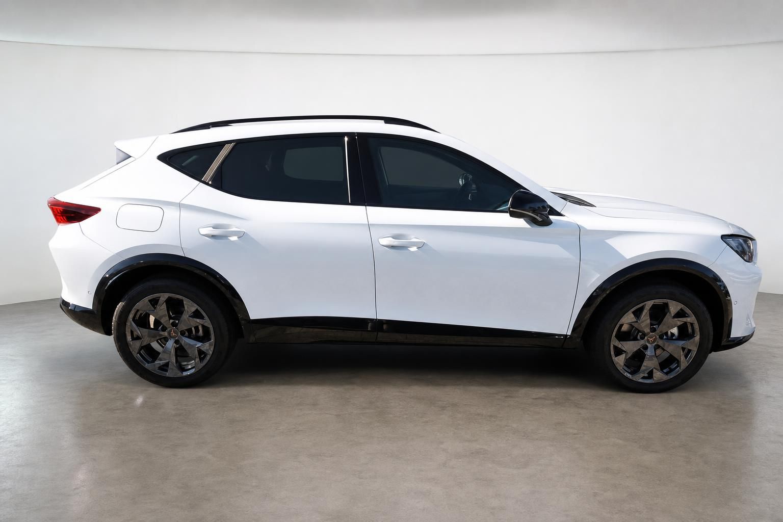 Cupra Formentor weiss Seitenansicht Profil im Studio