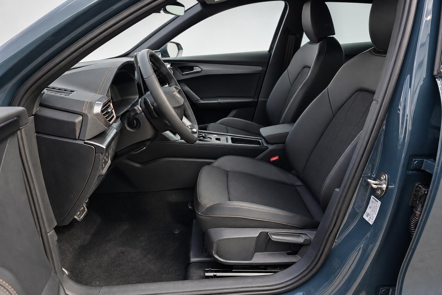 Fahrersitz und Cockpit im Cupra Innenraum, Detailansicht