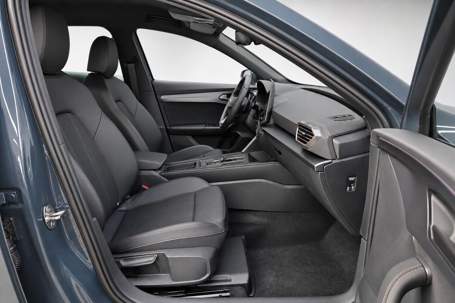Cupra Innenraum mit schwarzen Sportsitzen und Cockpit