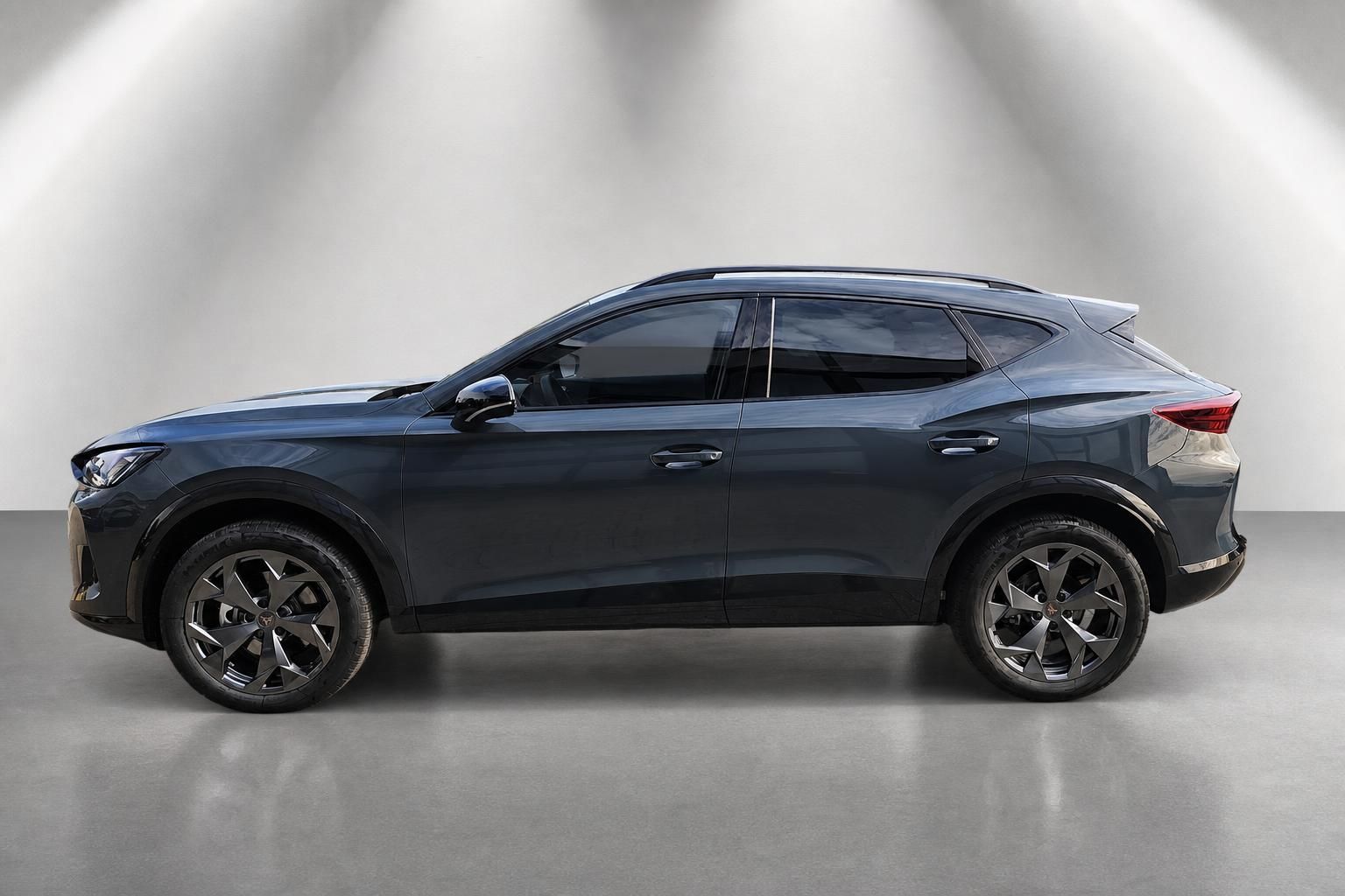 Cupra Formentor in Grau, Seitenansicht im Studio
