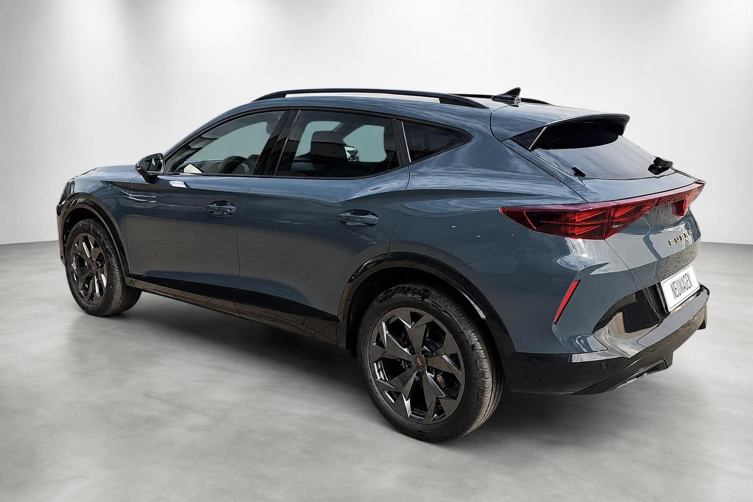 Cupra Formentor in Grau, Heckansicht schräg im Studio