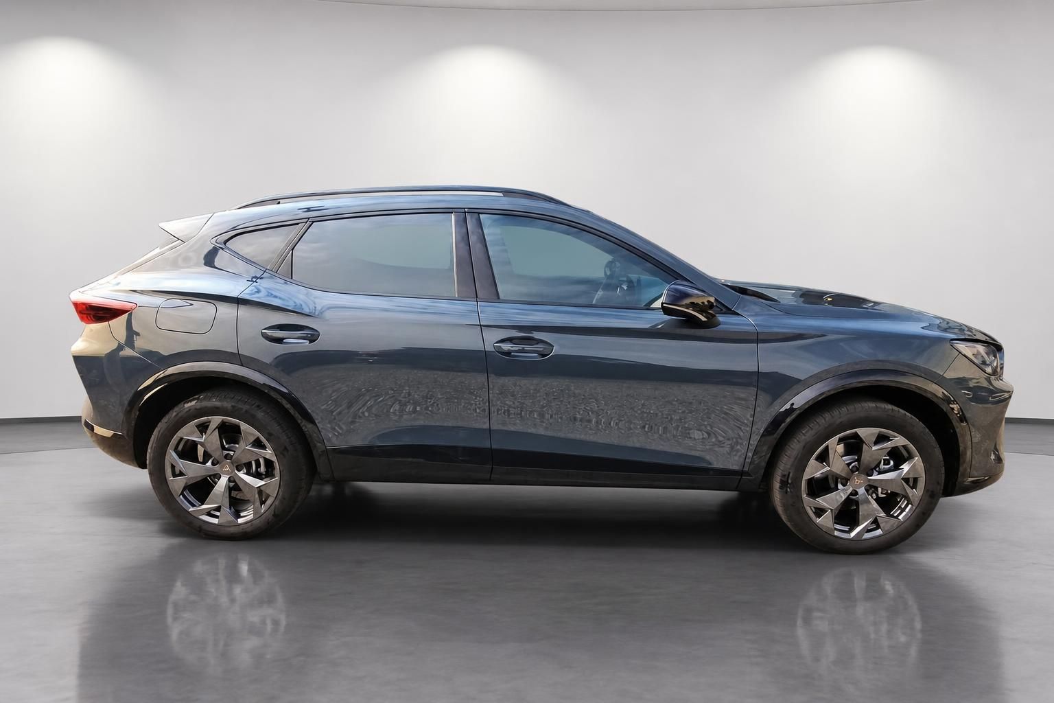 Cupra Formentor in Grau, Seitenansicht im Studio