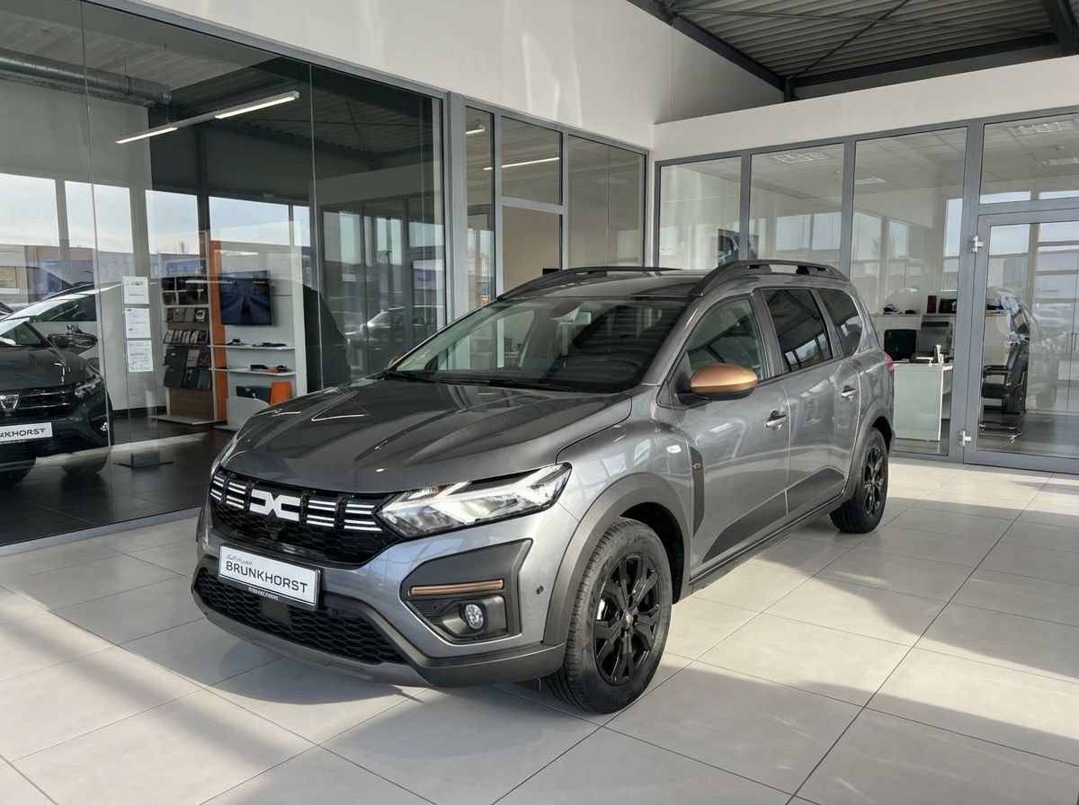 Grauer Dacia Jogger Extreme im Autohaus Brunkhorst mit schwarzen Felgen und Kupfer-Akzenten