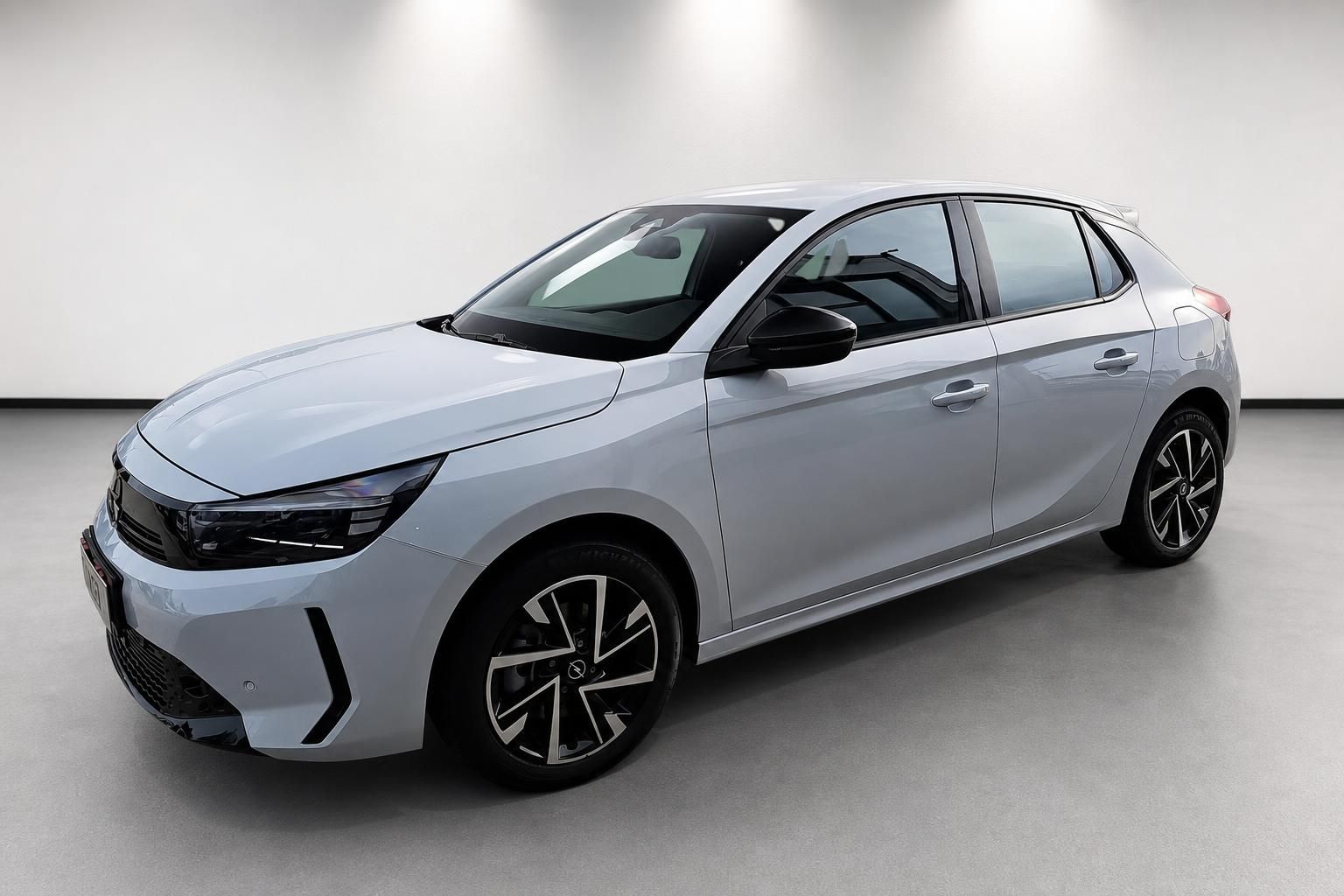 Opel Corsa weiß, Frontansicht schräg im Studio