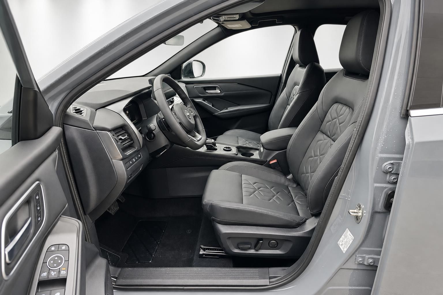 Nissan Qashqai Innenraum, Vordersitze und Cockpit in Schwarz