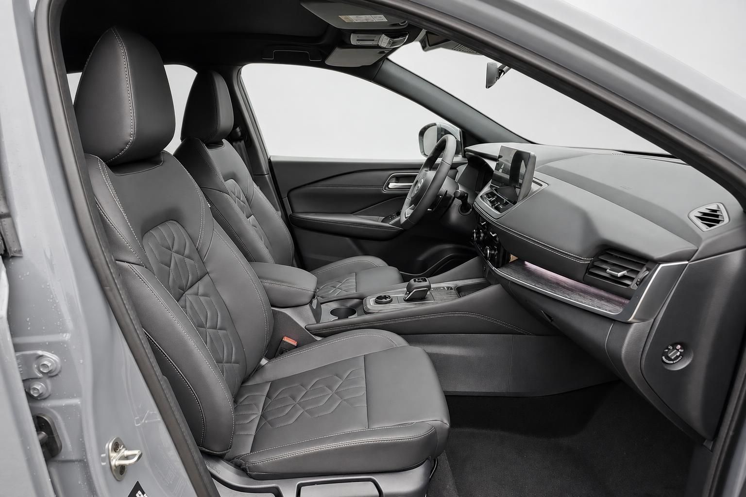 Nissan Qashqai Interieur mit Ledersitzen und Armaturenbrett