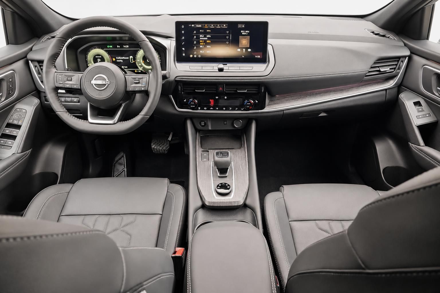 Nissan Innenraum mit Lenkrad, Armaturenbrett und Ledersitzen von vorne