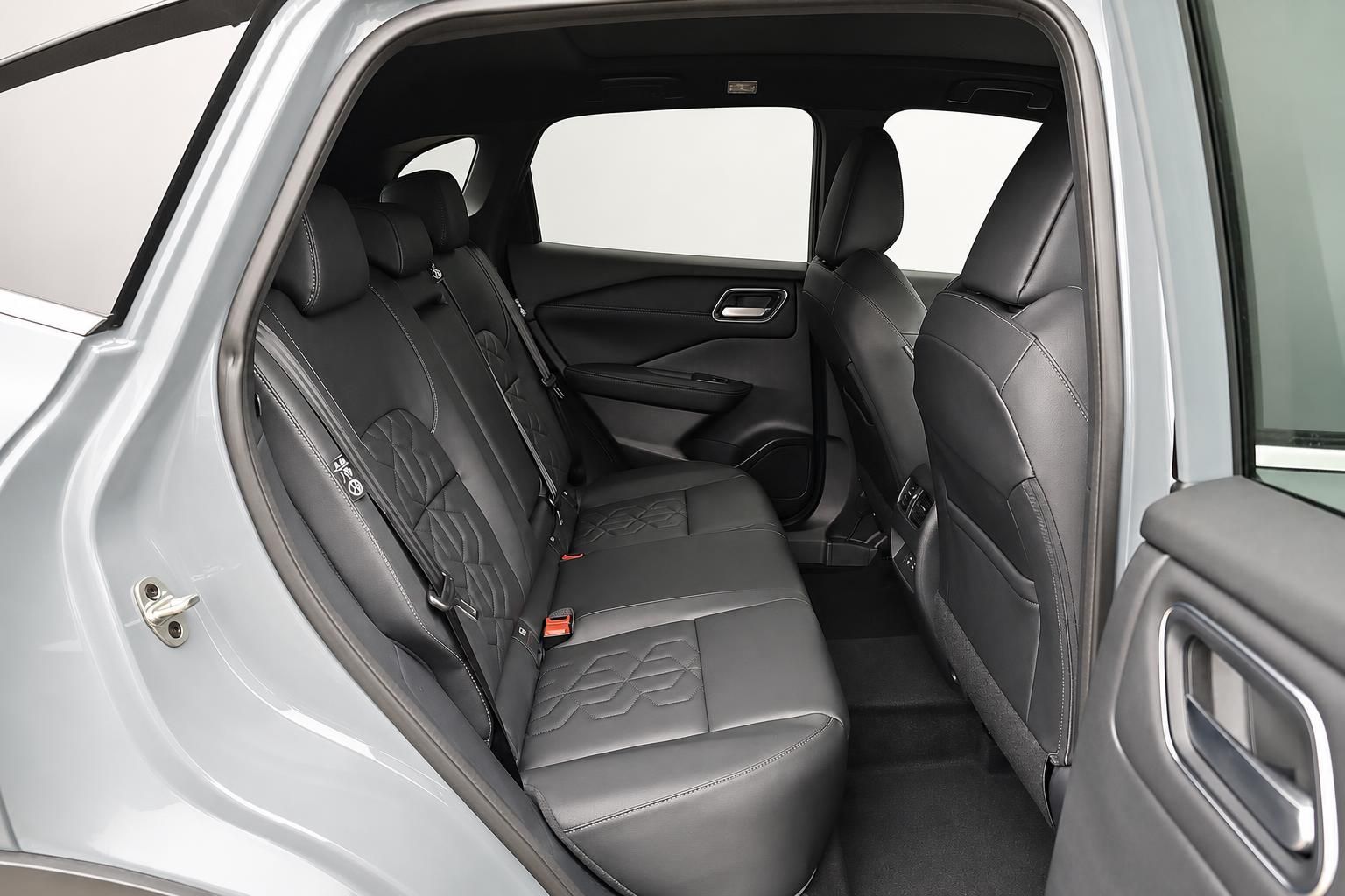 Rücksitze mit schwarzem Leder im Nissan SUV Innenraum