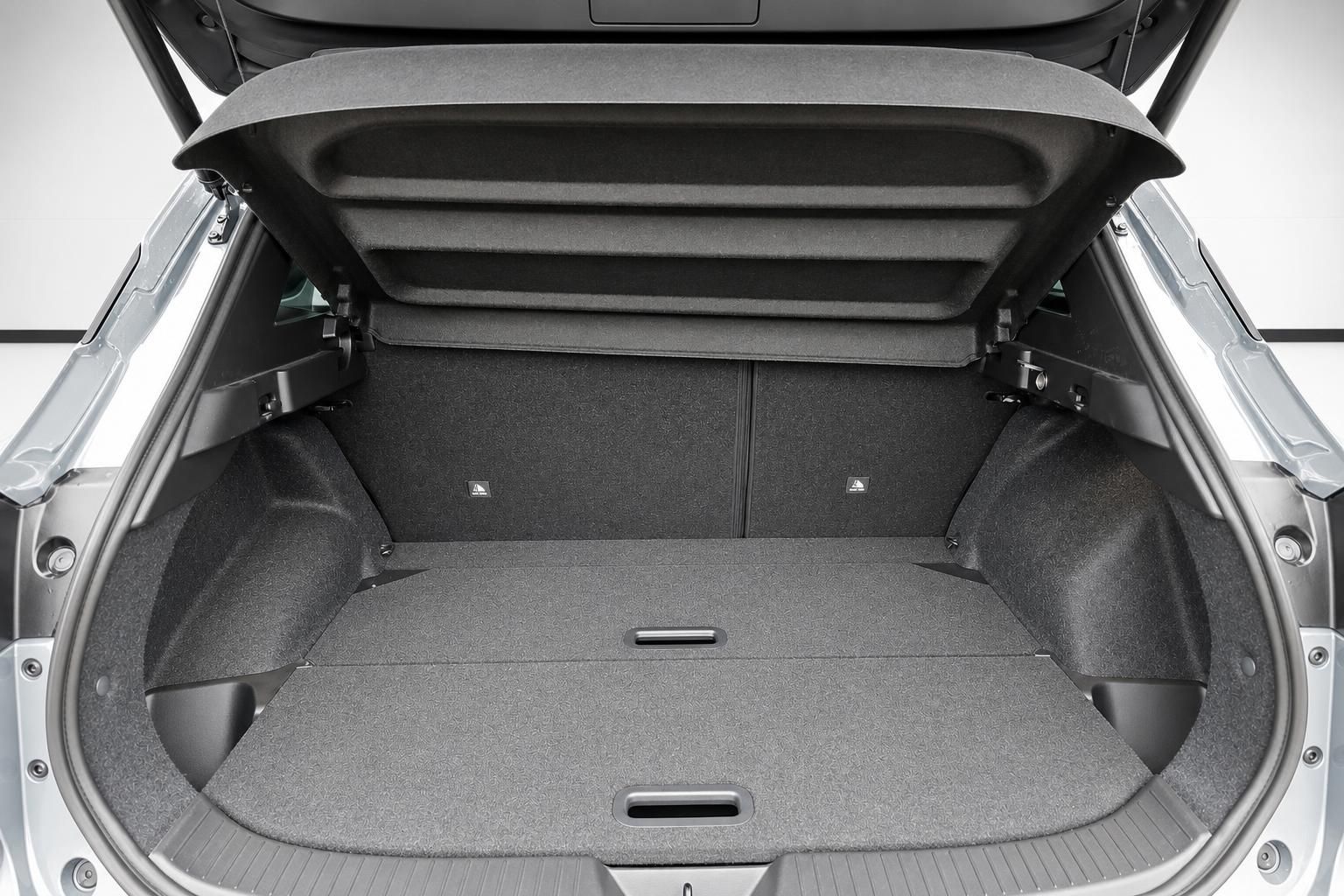Offener Kofferraum mit viel Stauraum im Nissan SUV