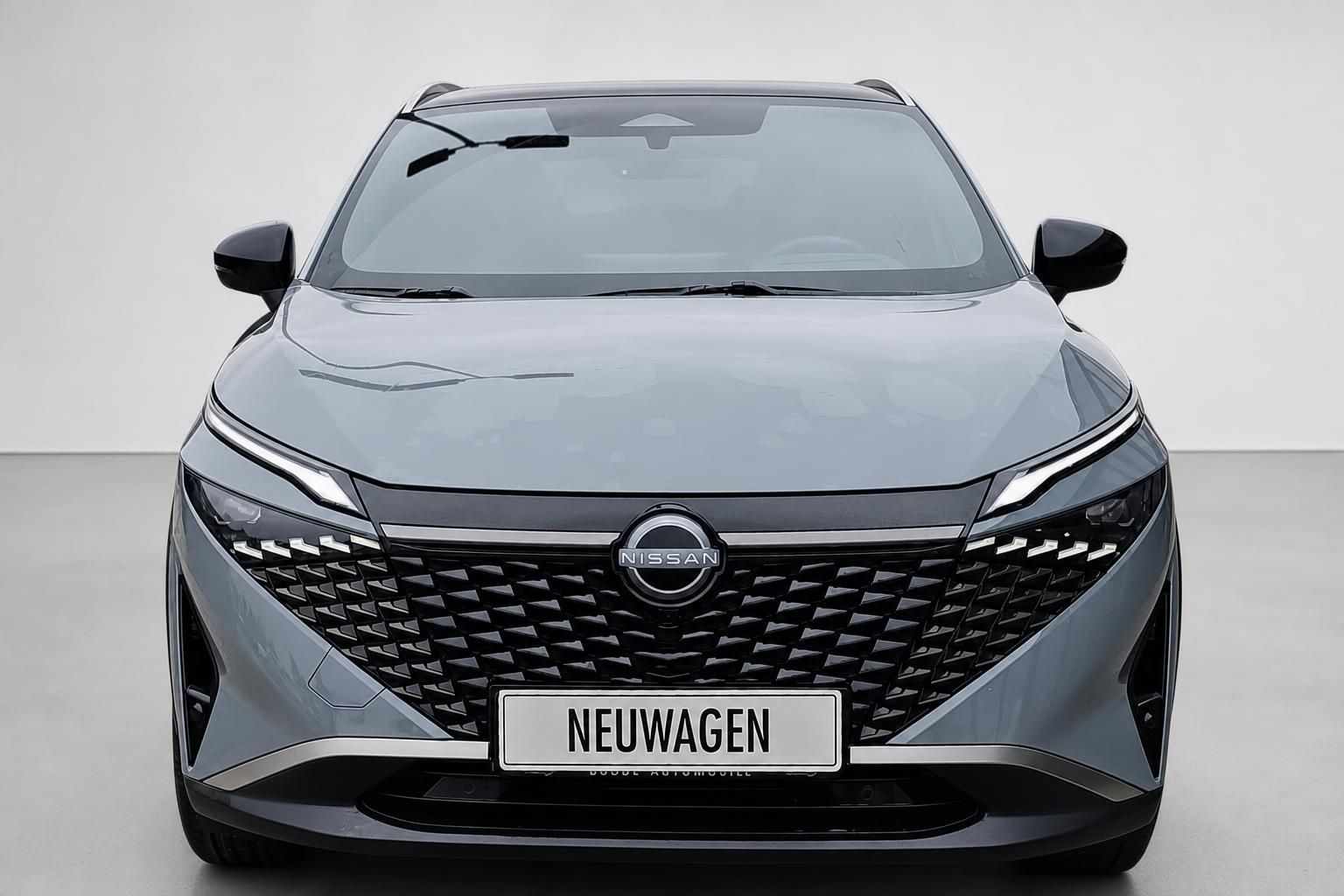 Nissan Qashqai grau Frontansicht mit Kühlergrill im Studio