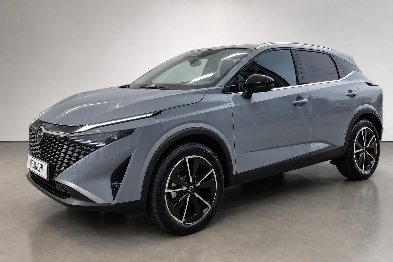 Nissan Qashqai grau Frontansicht schräg seitlich Studio