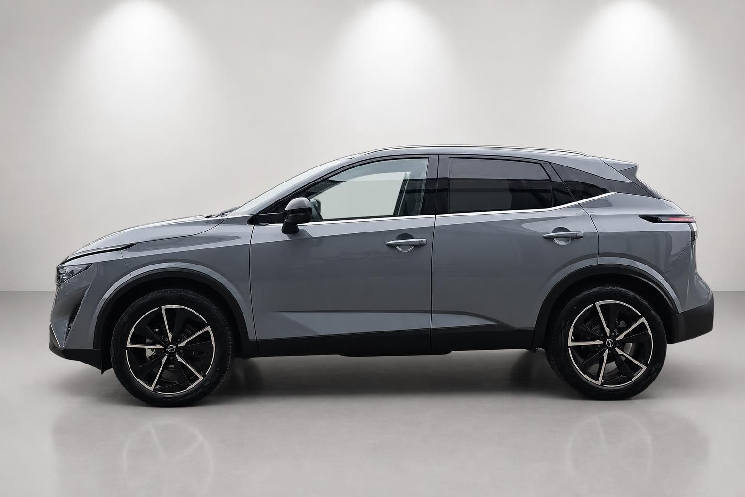 Nissan Qashqai grau Seitenansicht im Fotostudio