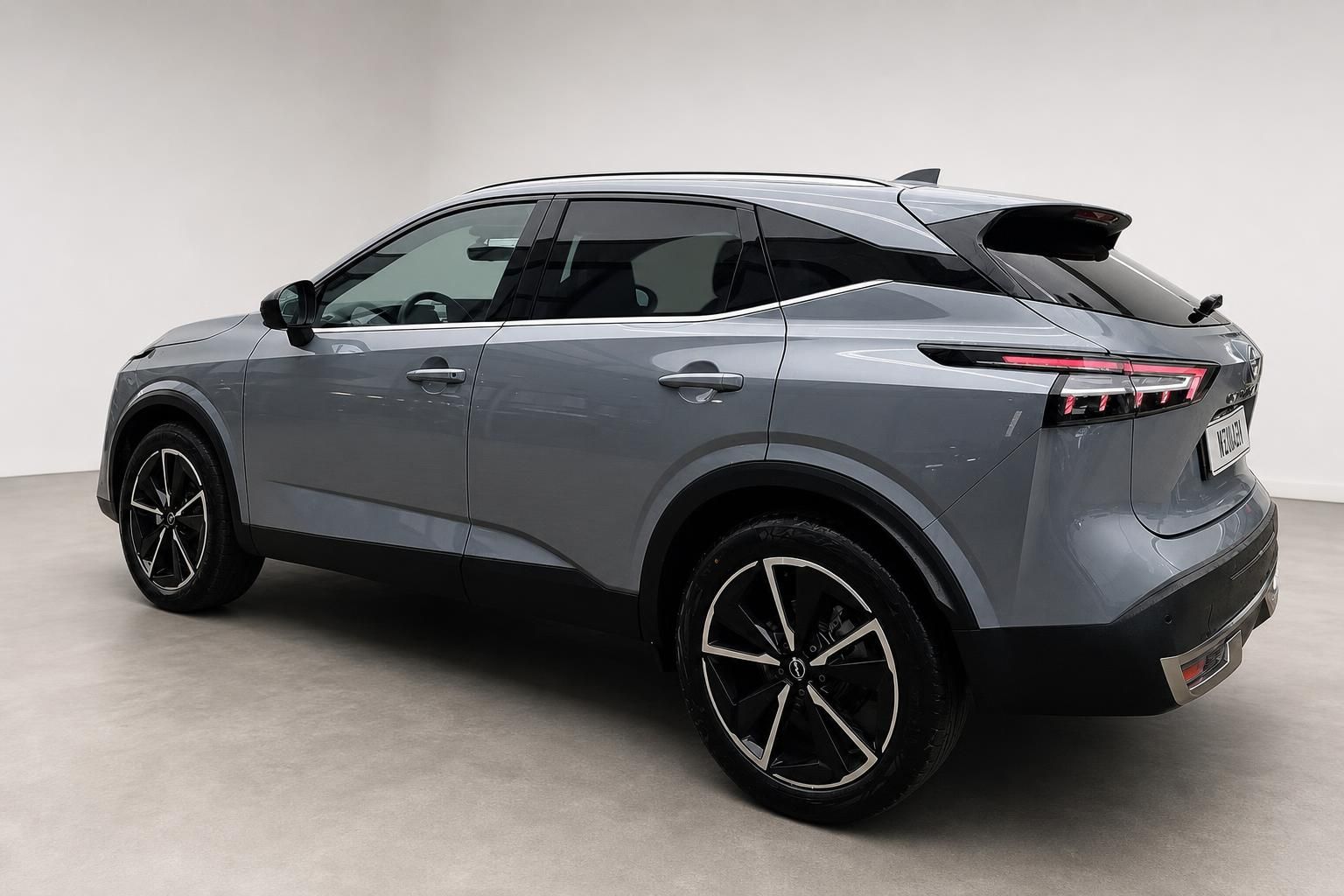Nissan Qashqai grau Heckansicht schräg im Studio