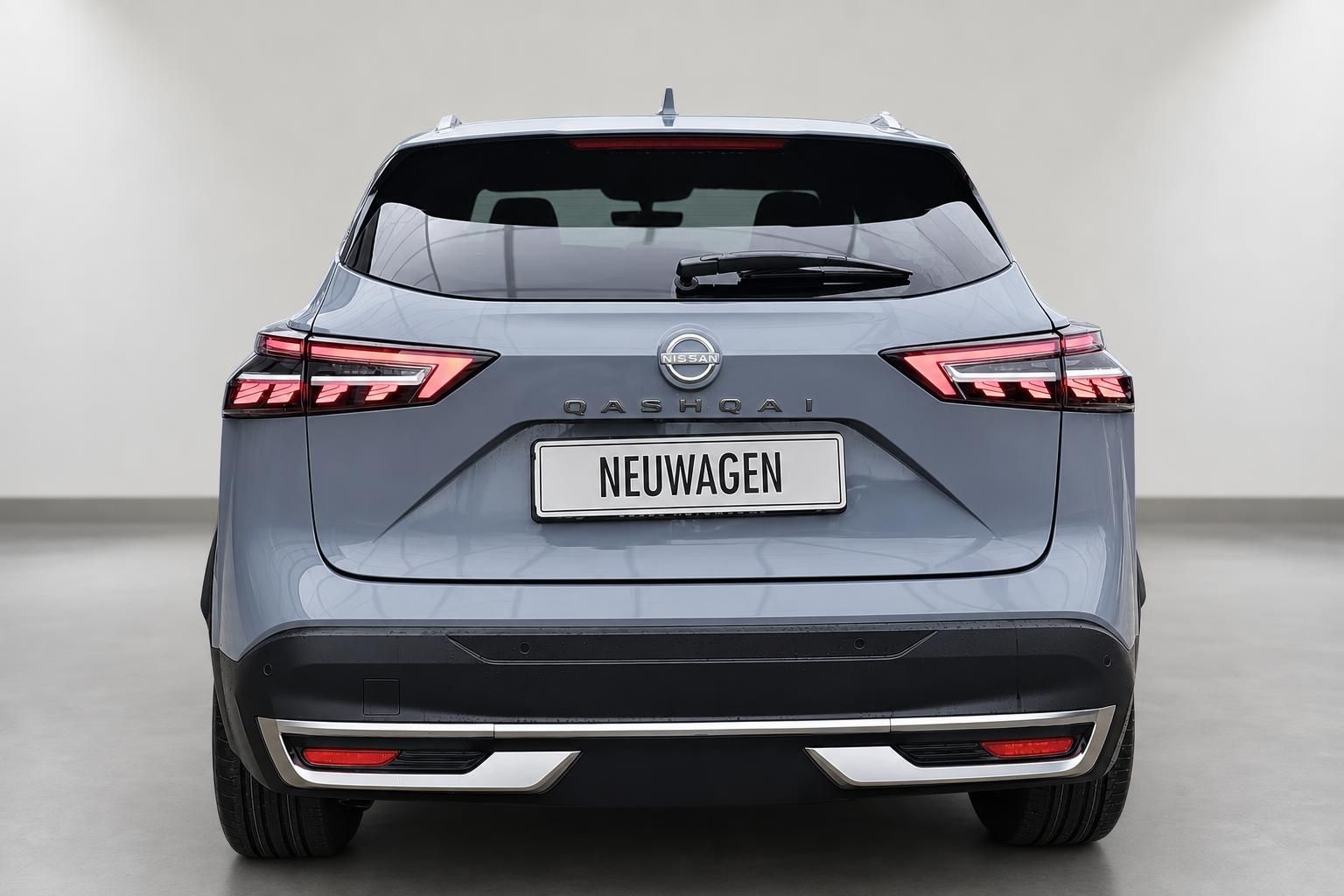 Nissan Qashqai grau, Heckansicht mit Ruecklichtern im Studio
