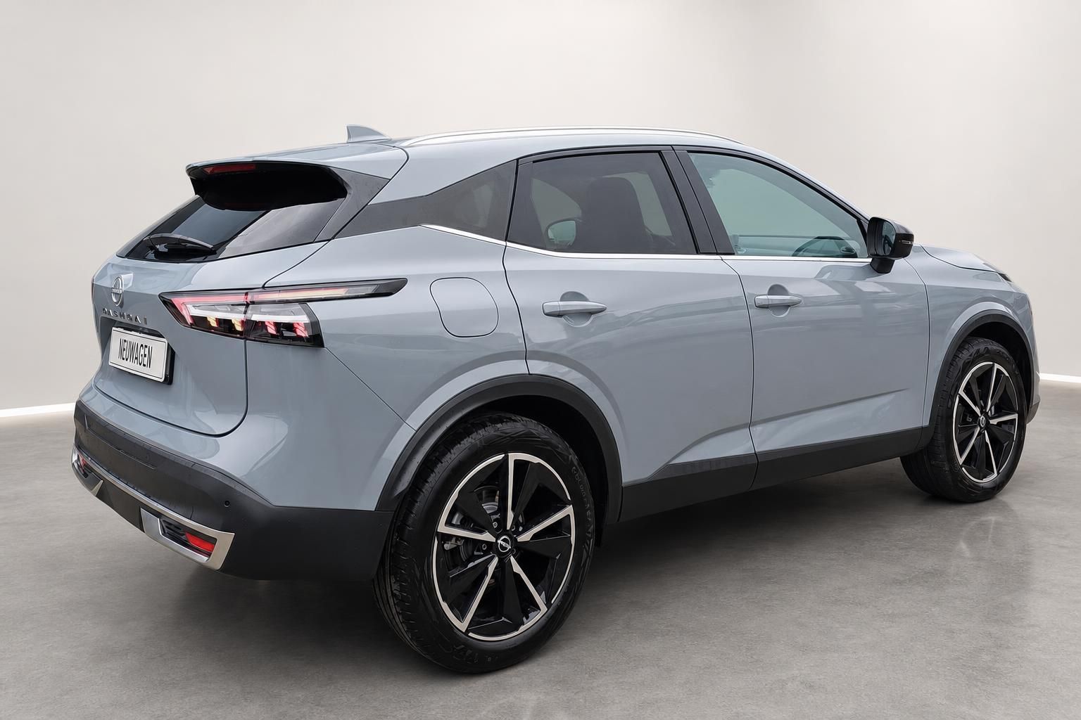 Nissan Qashqai in Grau, Heckansicht schraeg im Studio