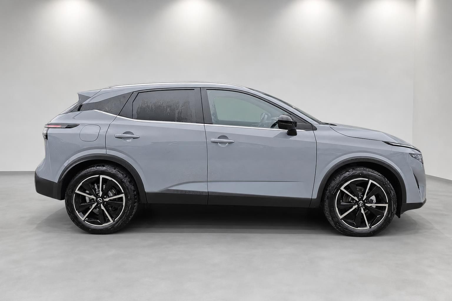 Nissan Qashqai in Grau, Seitenansicht im Fotostudio