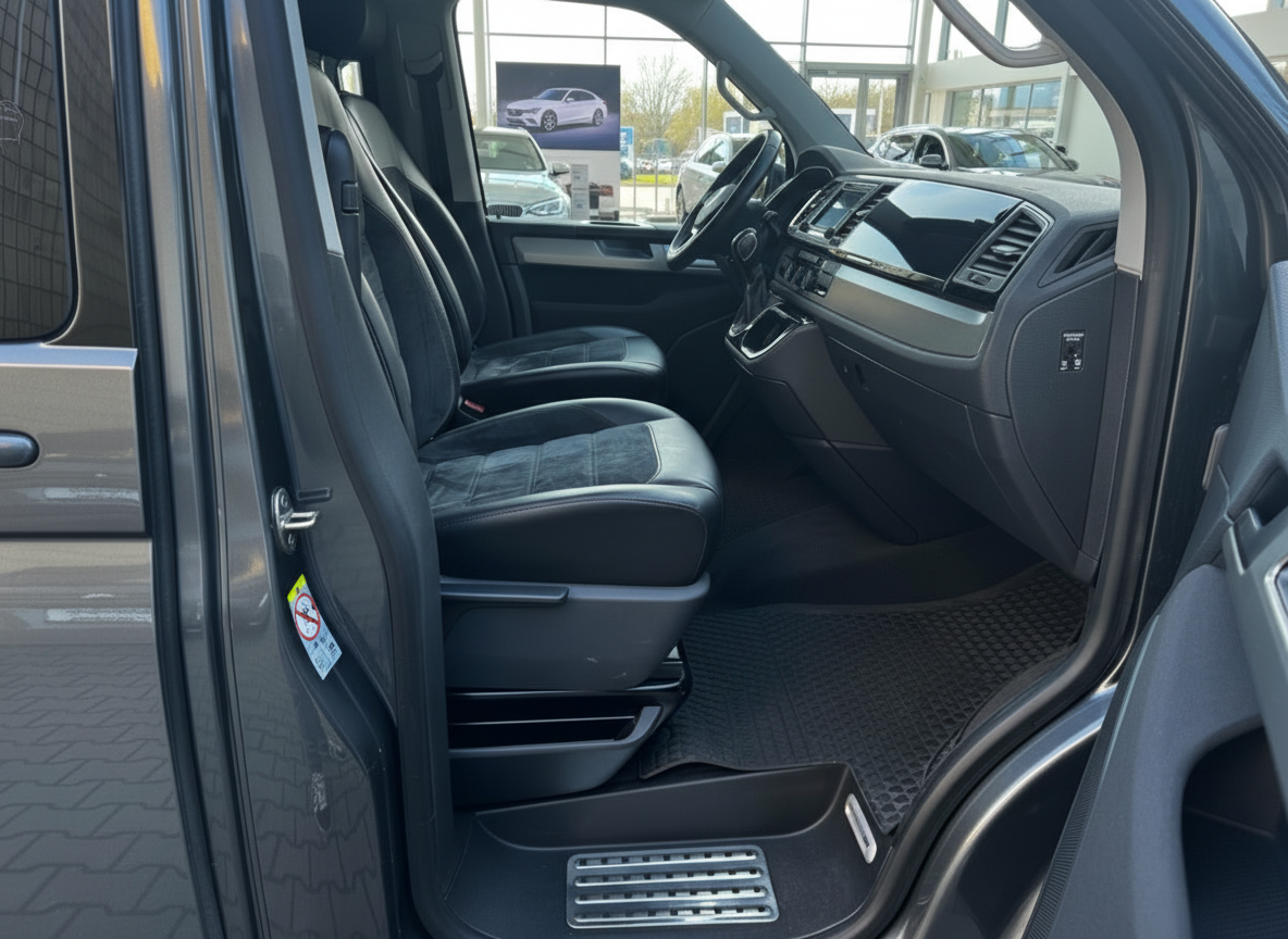 Volkswagen Multivan T6 Innenraum Fahrersitz schwarz Leder Cockpit Seitenansicht