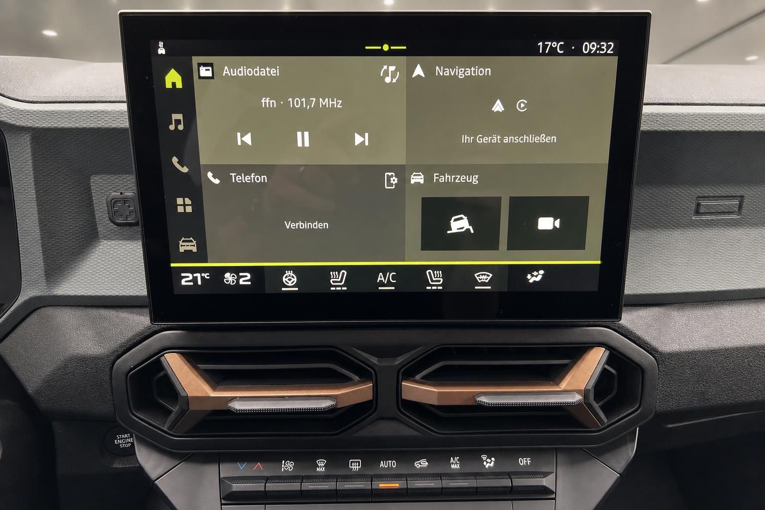 Auto Infotainment Display mit Navigation und Audiodatei Anzeige im Dashboard