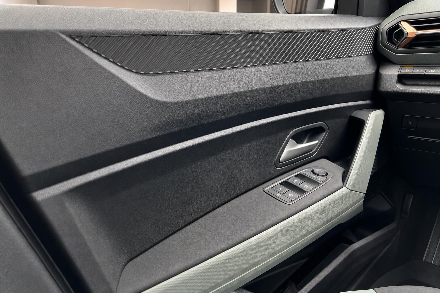 Fahrzeug Innenraum Türverkleidung mit Fensterheber und Bedienungselementen in grauem Design
