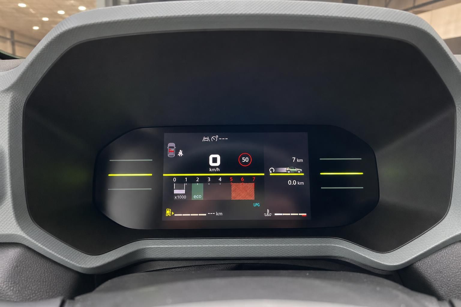 Digitales Fahrzeug Kombiinstrument mit Geschwindigkeitsanzeige und Navigationsdaten