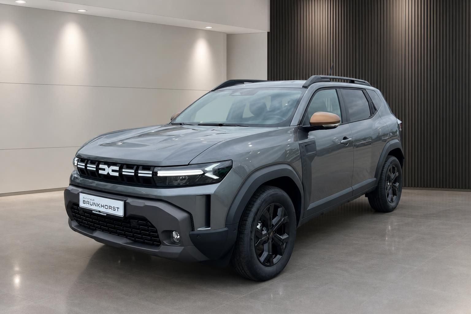 Dacia Duster SUV grau seitliche Frontansicht im Autohaus Brunkhorst Showroom