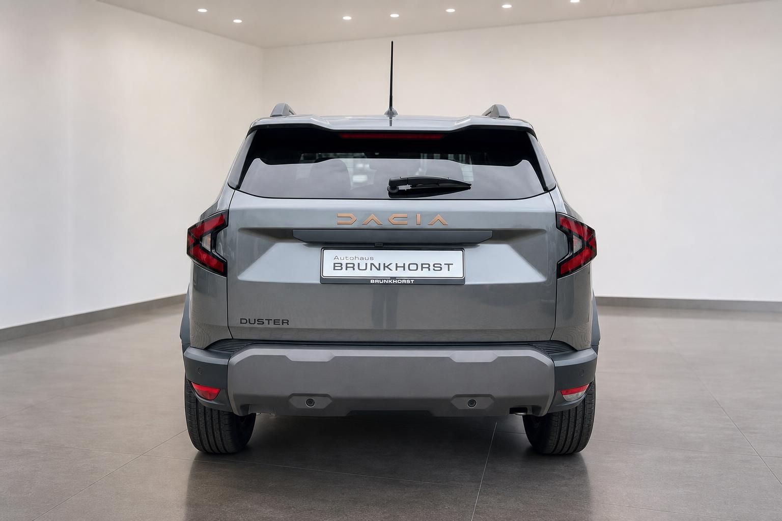 Dacia Duster SUV grau Heckansicht mit Autohaus Brunkhorst Kennzeichen