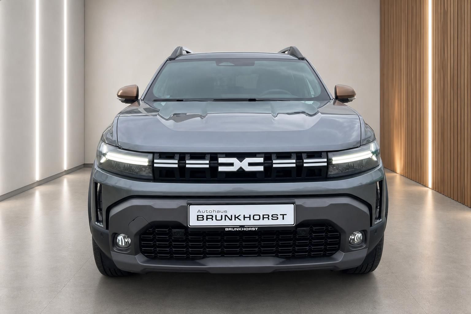 Dacia Duster SUV grau Frontansicht mit LED-Scheinwerfern und DC-Kühlergrill