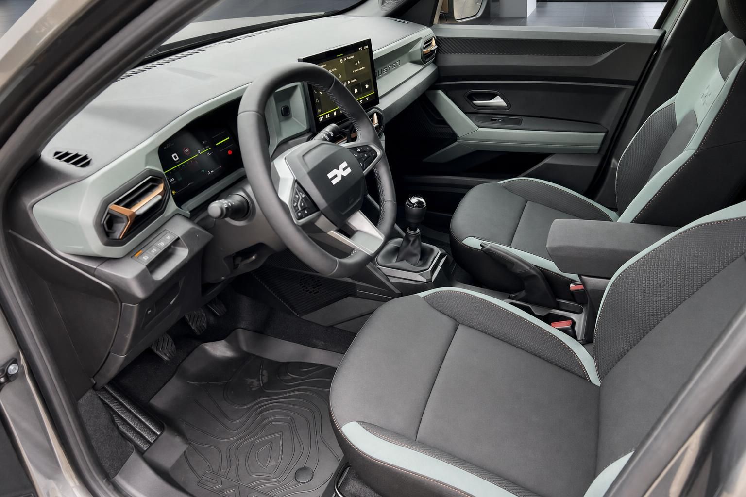 Dacia Duster Innenraum Cockpit mit Lenkrad, Touchscreen und Stoffsitzen grau