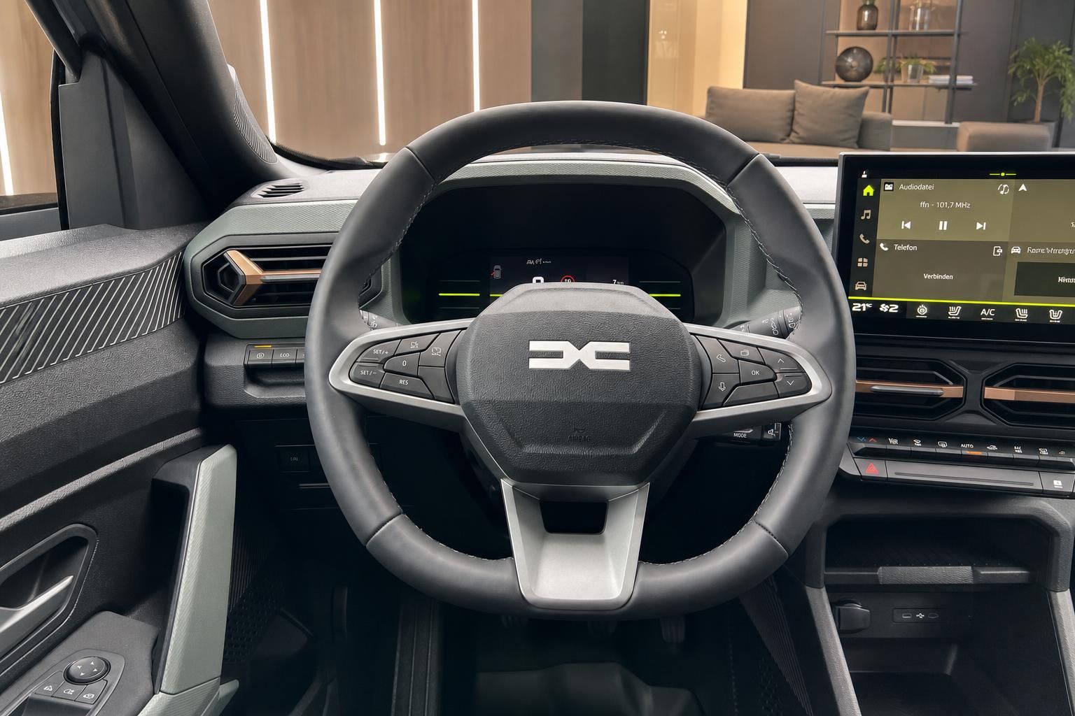 Modernes Fahrzeug Cockpit mit digitalem Display und Lenkrad in grauer Ausstattung