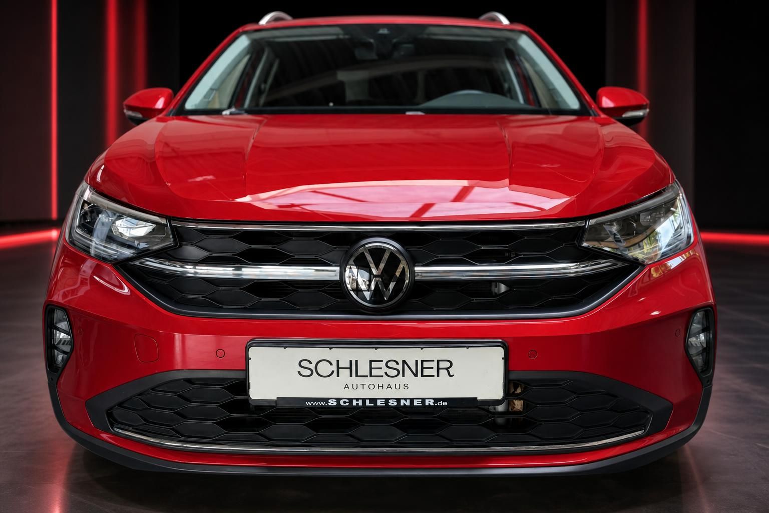 VW Taigo in Rot, Frontansicht mit LED-Scheinwerfern im Studio