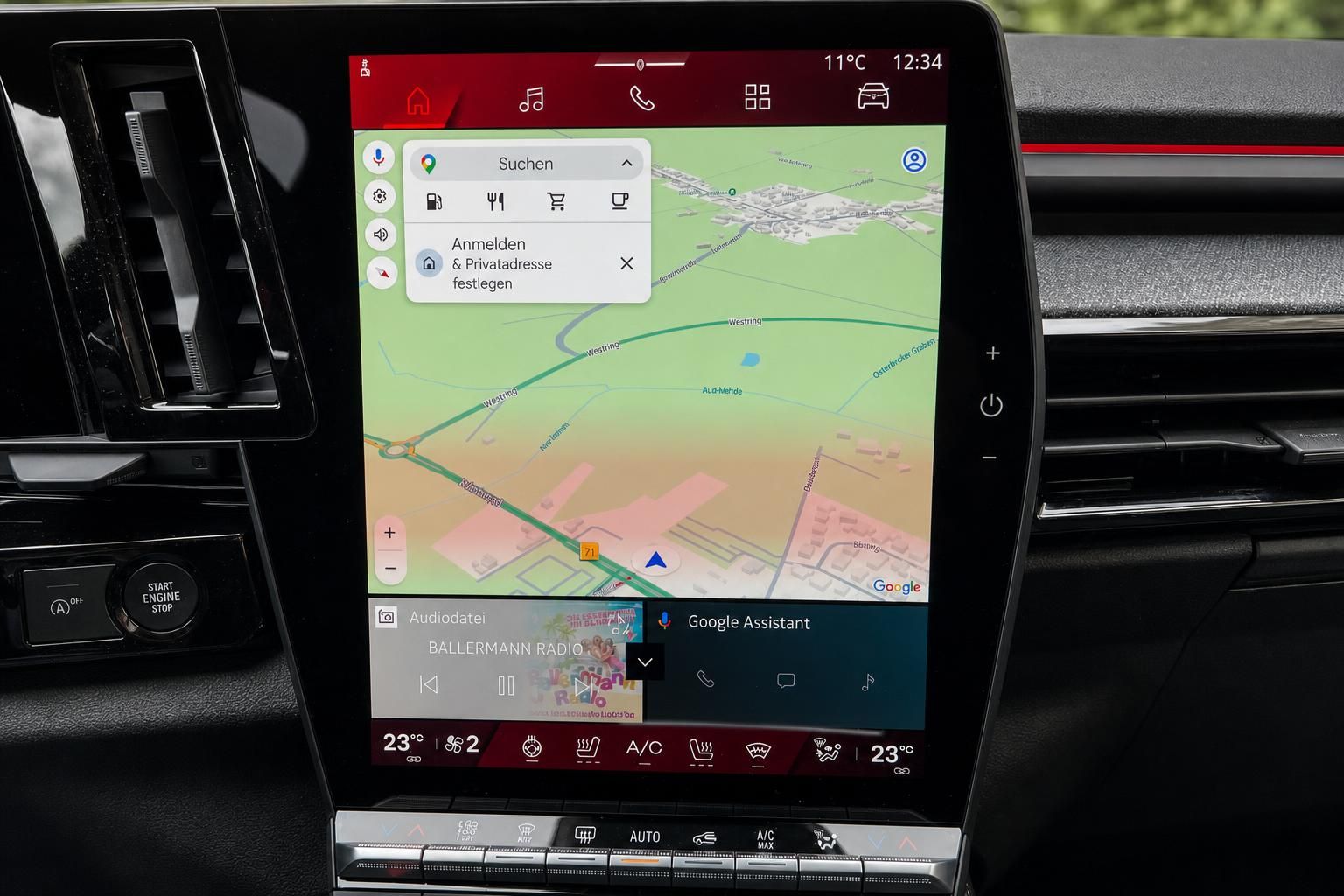 Auto Infotainment Display mit Navigationskarte und Google Maps Integration
