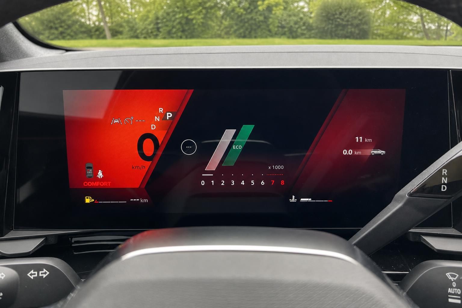 Digitales Cockpit-Display mit Eco-Modus und Fahrzeug-Instrumentierung im modernen Auto-Innenraum