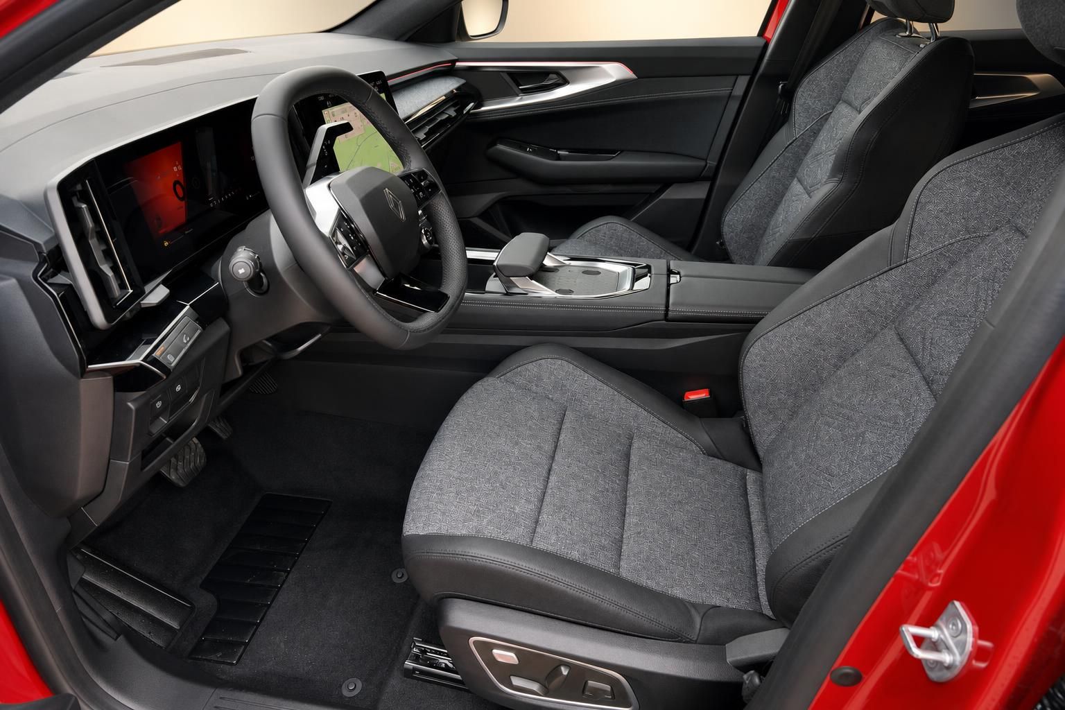 Renault Austral Innenraum mit grauem Stoffsitz, Lenkrad und digitalem Cockpit