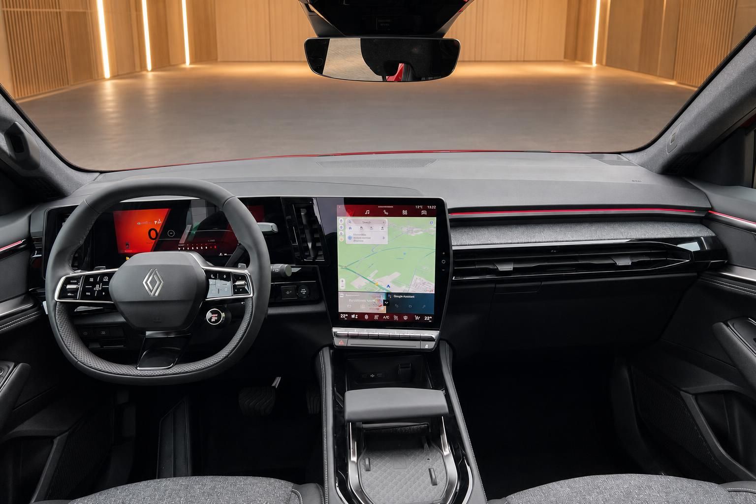 Renault Fahrzeug Innenraum mit modernem Cockpit und Touchscreen Navigationssystem