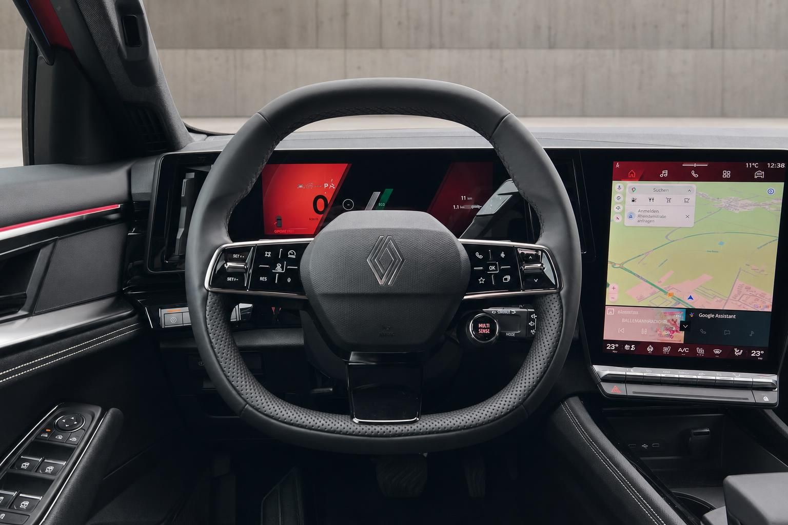Renault Cockpit mit digitalem Tacho, Touchscreen Navigation und modernem Lenkrad