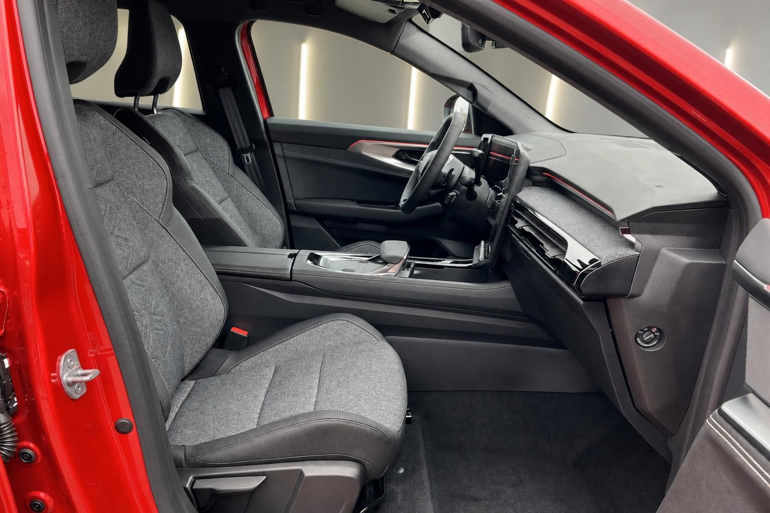 Auto Innenraum Vordersitze mit grauer Ausstattung und roter Karosserie