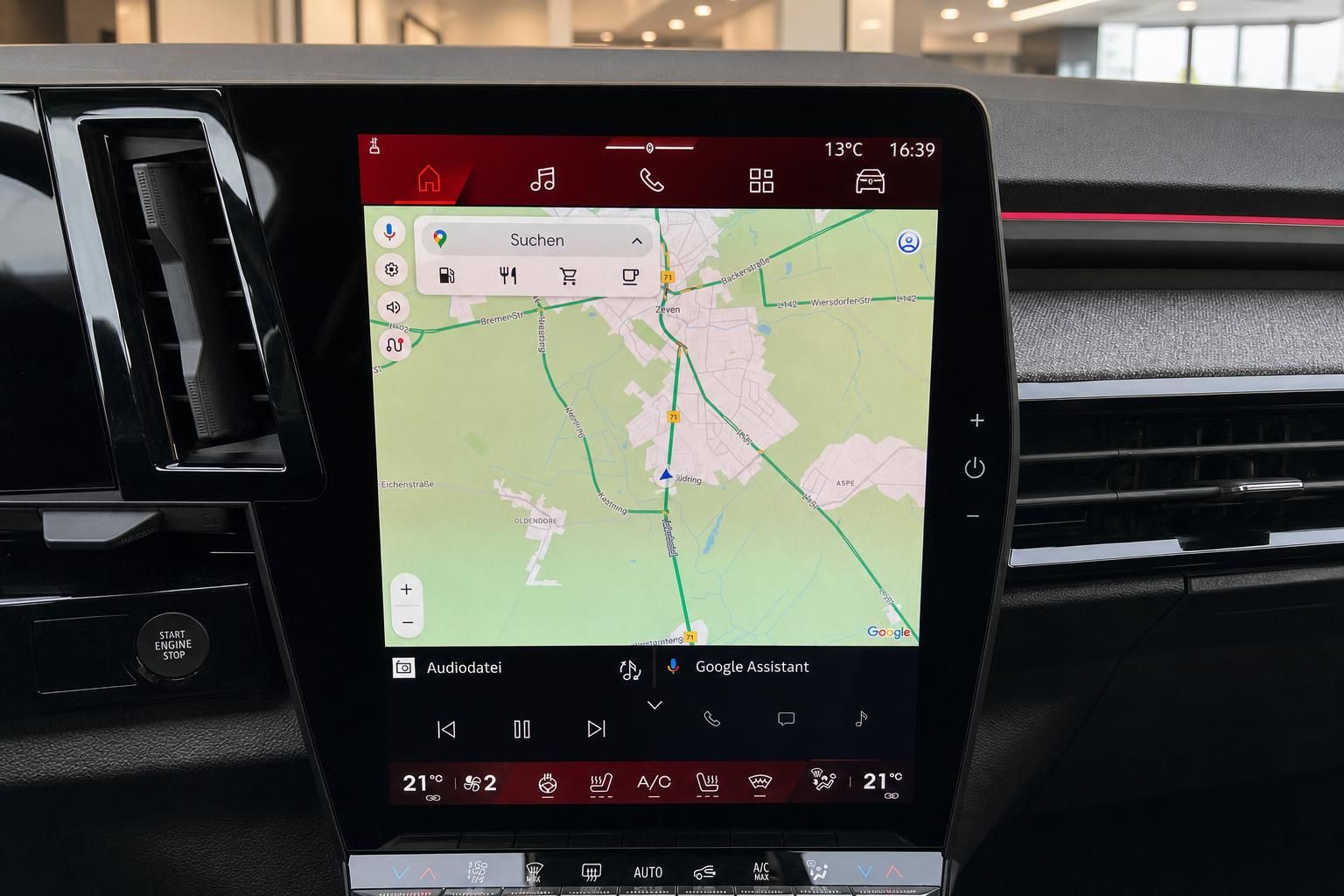 Touchscreen-Display im Auto mit Navigationssystem und Google Maps