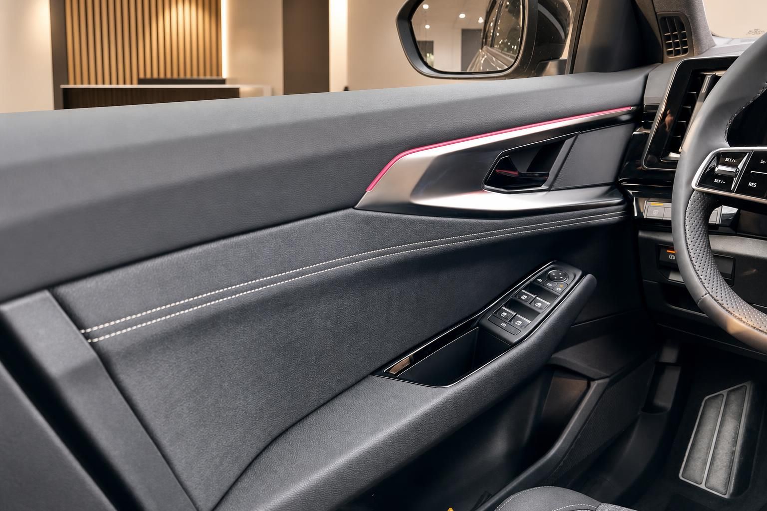 Autotür Innenverkleidung mit Fensterheberschaltern und eleganten Details