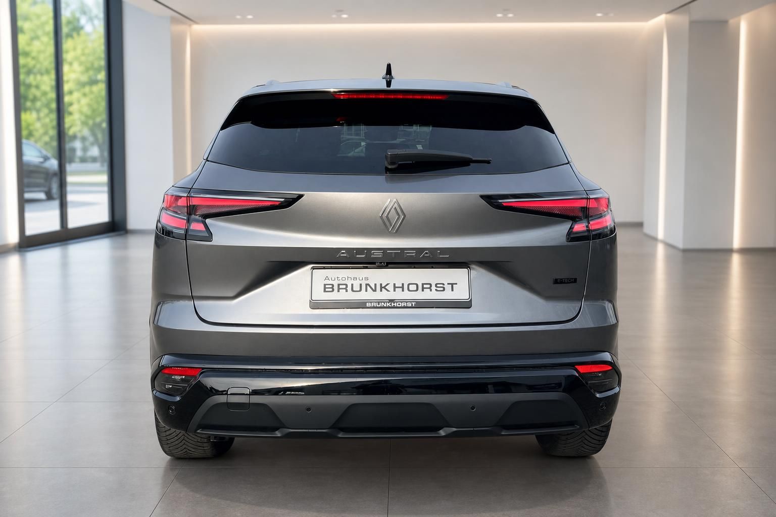Renault Austral Heckansicht grau metallic im Autohaus Showroom - Rückleuchten und Kennzeichen sichtbar