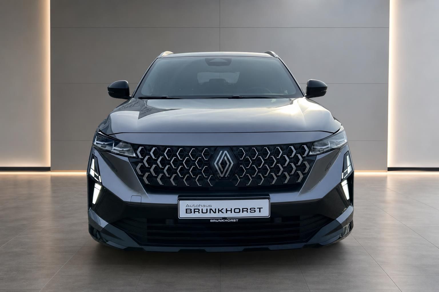 Renault Austral Frontansicht grau metallic - charakteristischer Kühlergrill und LED-Tagfahrlicht
