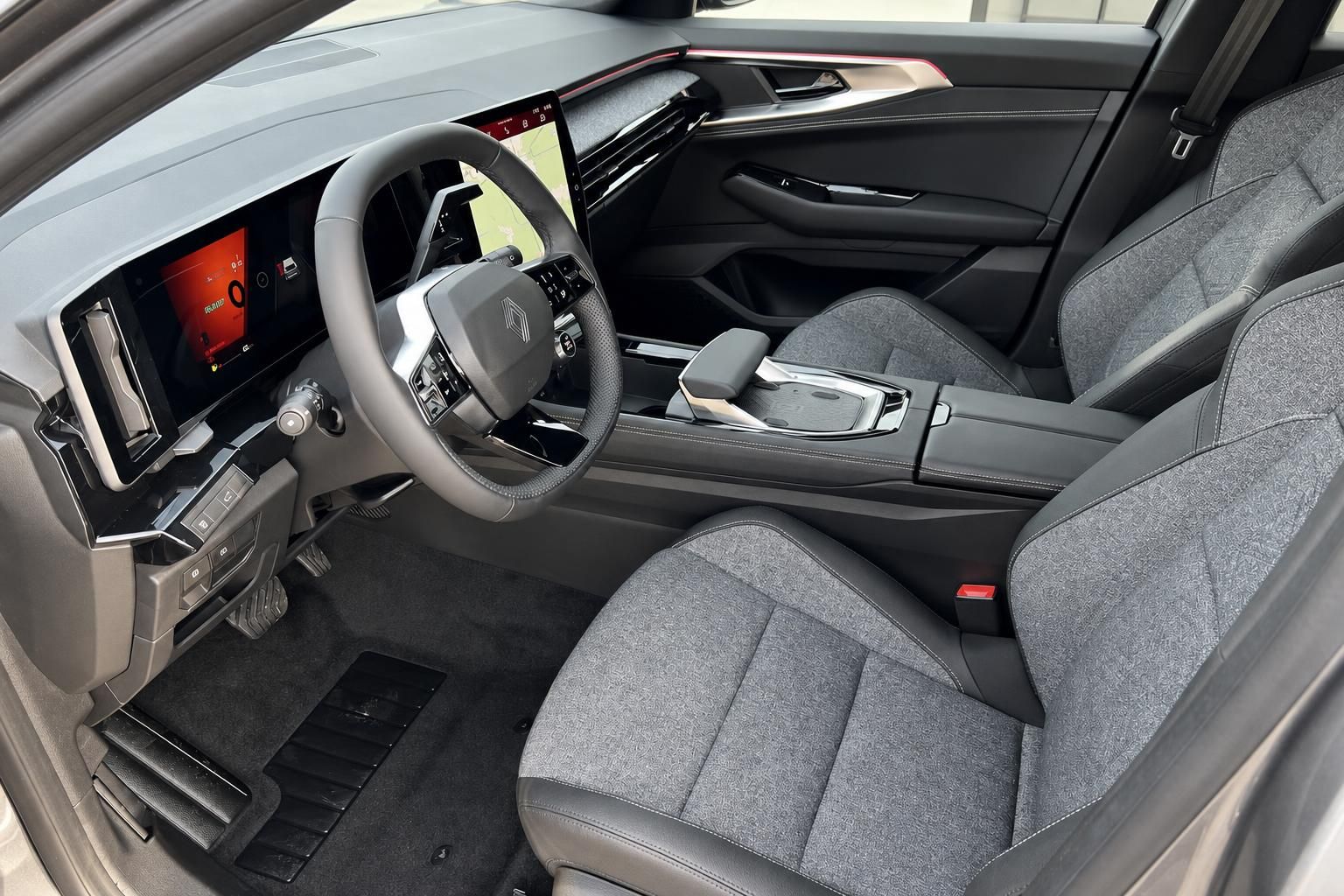Renault Austral Innenraum - graue Stoffsitze, digitales Cockpit und moderne Mittelkonsole