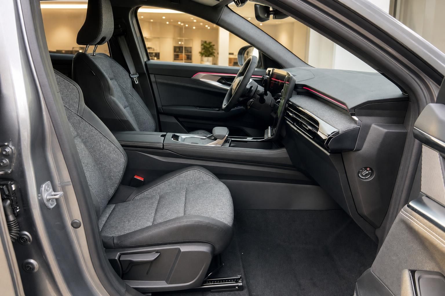 PKW Innenraum mit grauen Sitzen und modernem Cockpit - Fahrerplatz Detailansicht