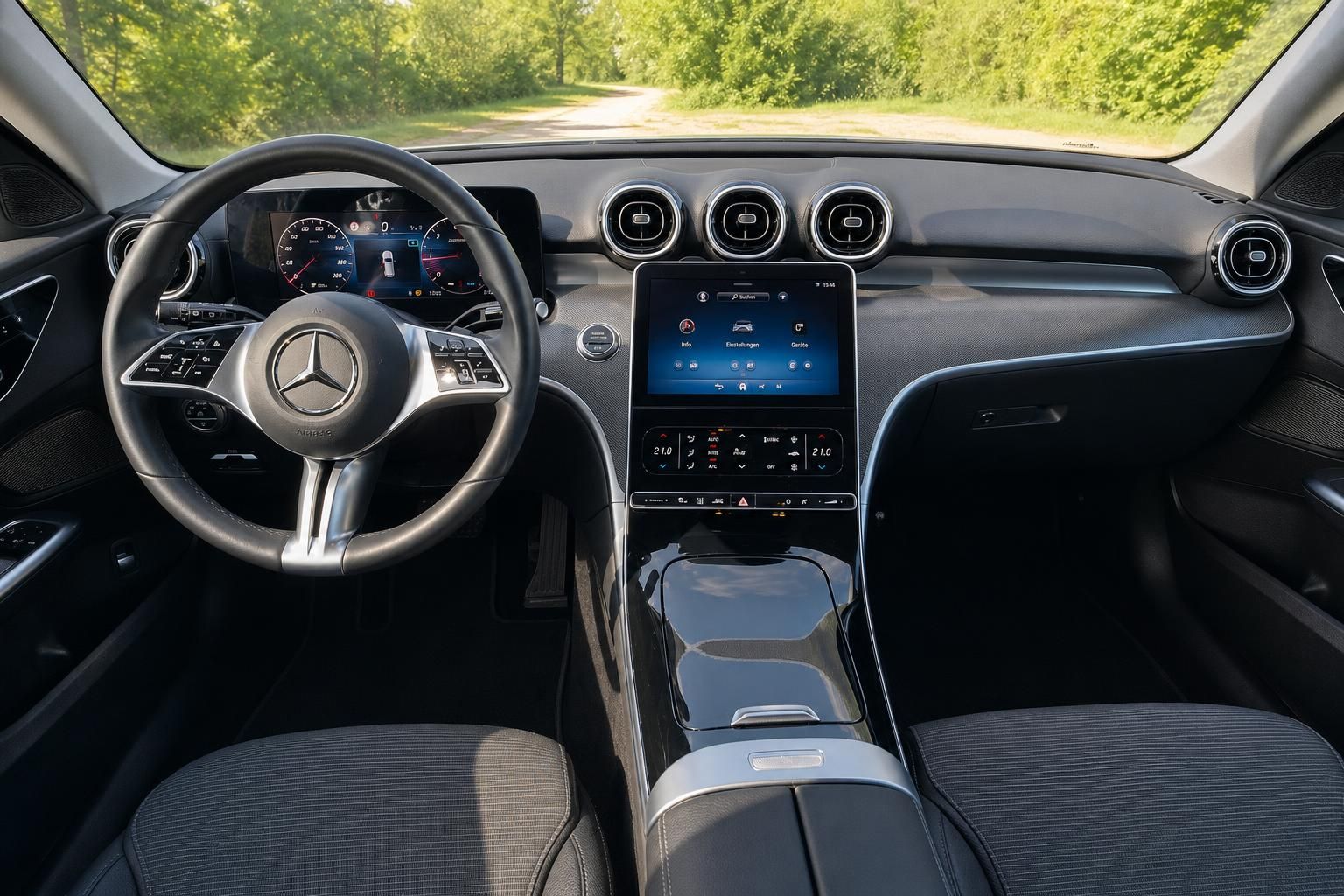 Mercedes-Benz Cockpit mit Lenkrad, Armaturenbrett, Displays und Panoramadach